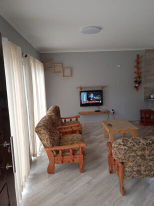 Vende-se excelente moradia com 4 quartos Cozinha americana 3 wc.s uma e suite varanda jardim totalmente mobilada Esplanada situada a 1500 metros da praia da ponta de ouro sistema de TV localizada na ponta de ouro preço 8.000.000 Mzn