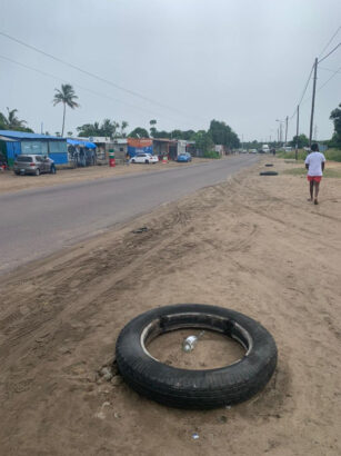 Vende se moradia a berma da estrada tp3 grande num espaço 25/45 em malhazine antes da terminal