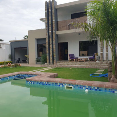 VENDE-SE CASA T4 COM PISCINA E ANEXO EM CAMPOANE,  + DETALHES: Quatro (4) Quartos Espaçosos Onde Uma Suíte; Dois 2 Wc’s Gerais Cozinha Americana Sala Espaçosa Climatizada Ac E Água Quente Pescina; Jardim.  ANEXO Dep.Tipo1 Quarto E Sala Cozinha;