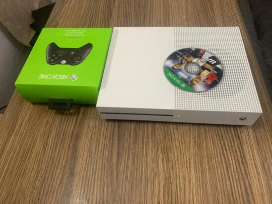 Xbox one S, 1TB , um jogo UFC 2 ,