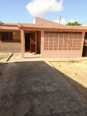 VENDE-SE NO BAIRRO T3  Casa T3 Cobertura Chapa IBR Tecto Falso  Garagem Para Três Carros  Três Quartos Com Guarda-Fatos  Cozinha Externa Com Armários   Wc Geral Externa  Alpendre  Tijoleiras Todos quartos Lavatório Extra Totalmente Vedado