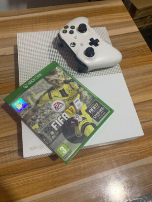 Xbox One S  500gb Um joystick  Um Jogo