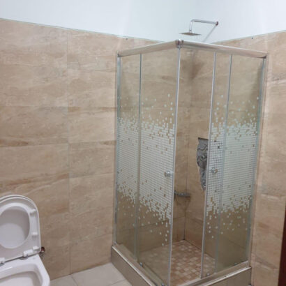 VENDE-SE MORADIA TIPO2 NO CONDOMÍNIO NO BAIRRO DO BAGAMOYO 2 Quartos,  Onde Uma Suíte; Sala Ampla; Cozinha Moderna Equipada; Wc Geral Climatizada (Ac E Água Quente);  Condomínio Seguro, Nobre E Organizado.