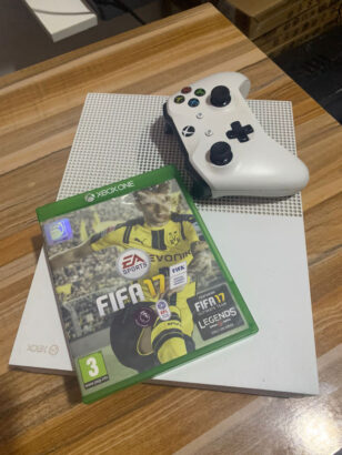 Xbox One S  500gb Um joystick  Um Jogo