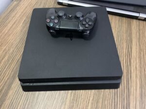 Ps4 slim 1TB  1joy