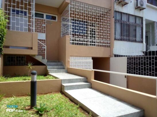 VENDE-SE EXCELENTE MORADIA T3NO BAIRRO DA COOP,  RUA CALMA PROXIMO A CLINICA 222..