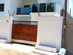 Vende-se Moradia duplex  tipo 4 no cmc com piscina e uma suit,