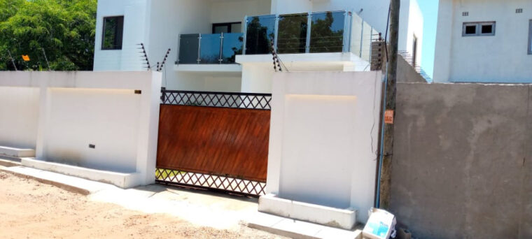 Vende-se Moradia duplex  tipo 4 no cmc com piscina e uma suit,