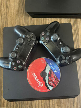 Ps4 slim 500GB 2 joystick  1jogo FIFA 2020