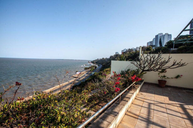 ARRENDA-SE MORADIA LUXUOSO NO CONDOMINIO CARACOL COM VISTA AO MAR