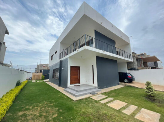 Vende-se moradia independente no Bairro do Triunfo novo  com as seguintes caracteristicas  Moradia independente Sala de estar e de visitas 4 quartos (2 suites) todos com varandas e guarda fatos Cozinha americana equipada Jardim Piscina