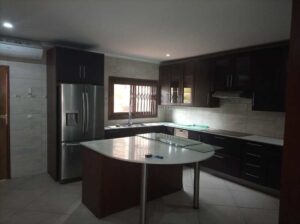 Arrenda-se moradia T4 com piscina e anexo – AV. ZIMBABWE