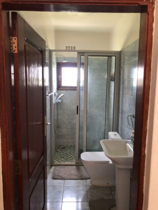 Para investidores que compram casas para arendar ou viver vende se casa tp2 de luxo dentro do condomínio em bagamoio EN1