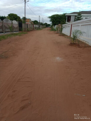 Arrenda-se casa T2 independente cobertura de chapa IBR chão tijoleira Cozinha open space Garagem fechada para duas viaturas localizada na matola Mussumbuluco por tras do super mercado Novare preço 11mil Mzn