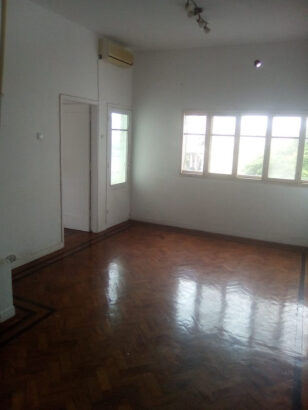 Vendo apartamento T3, 2wc, prédio de 3 andares Av. Ahmed Sekou Touré próximo a Cristal.