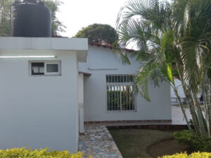 Vende-se excelente casa com 2 quartos climatizada água quente Jardim cozinha open space cobertura de placa chão tijoleira vedação eletrica portão automático localizada no bairro da machava sede proximo do tribunal preço 8.000.000 Mzn