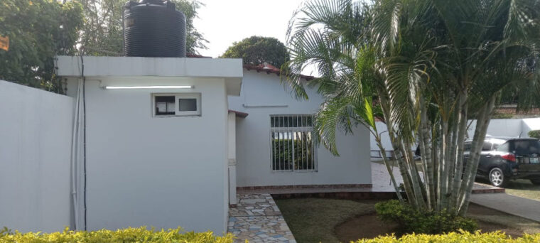 Vende-se excelente casa com 2 quartos climatizada água quente Jardim cozinha open space cobertura de placa chão tijoleira vedação eletrica portão automático localizada no bairro da machava sede proximo do tribunal preço 8.000.000 Mzn