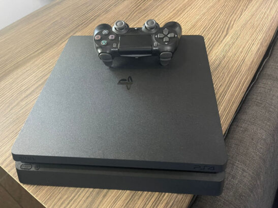 Ps4 slim  500GB  1joy