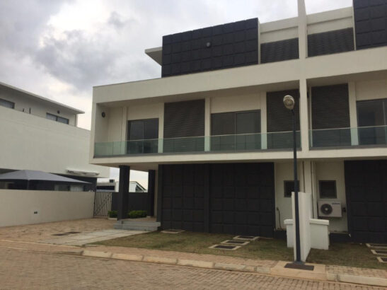 ARRENDA-SE luxuosa moradia tipo4 no condominio villa khurula no bairro do triunfo Na avenida marginal  , marque já a sua visita