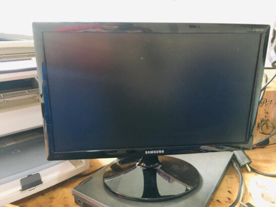 Monitor Samsung 19”c/ carregador