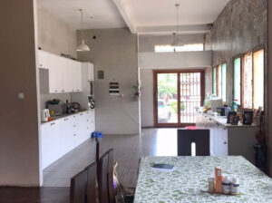 __Vende-se duas (2) MORADIAS no mesmo quintal na Cidade da Matola, as duas são tipo 3, uma delas com duas suites, cozinha Luxuosa, climatizada, com quintal enorme, área para eventos, com PISCINA Olímpica, custa