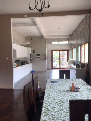 __Vende-se duas (2) MORADIAS no mesmo quintal na Cidade da Matola, as duas são tipo 3, uma delas com duas suites, cozinha Luxuosa, climatizada, com quintal enorme, área para eventos, com PISCINA Olímpica, custa