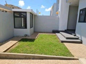 Vende luxuosa duplex tipo 4 recém construída em Mapulene + piscina