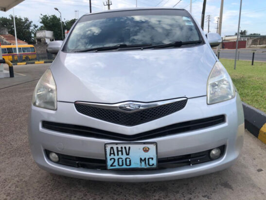 Vende se Toyota Ractis panorâmico