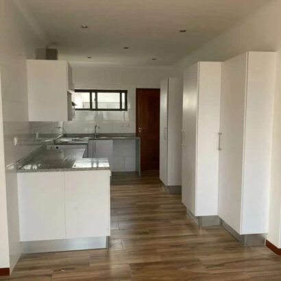 Arrend-se Geminada T3 moderna com pescina num condominiona Dona alice