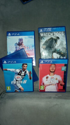 Ps4 Pro 1TB 2 joysticks 4 jogos