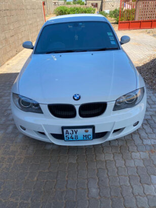 Vendo Modelo: BMW 1 series (M pack) Ano: 2010 Motor: 1600 L gasolina Som: Standard Ac: sim Estofos: 1/2 cabedal 1/2 tecido