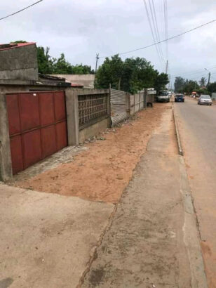 Na berma da estrada mahotas (ruína tipo2 Av: Estevão Mário culana)