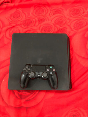 Ps4 slim 500GB com joystick e jogo gt5