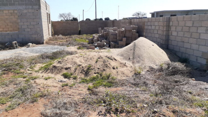 Obra inacabada em Tchumene 1 40×20 entrada do condomínio Jezibel.