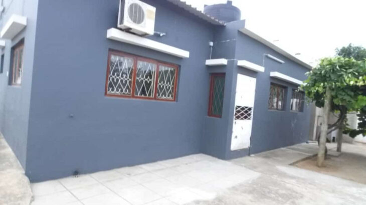 Vende-se vivenda T3 cobertura de placa chão tijoleira cozinha americana Climatizada água quente Jardim 2 casas de banho uma e suite armazém Anexo t2 Área de lazer localizada na matola 700 a berma da estrada proximo ao BCI preço 9.000.000Mzn negociável