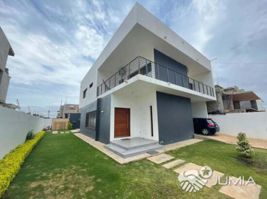 Arrenda-se excelente moradia T4 no bairro Triunfo