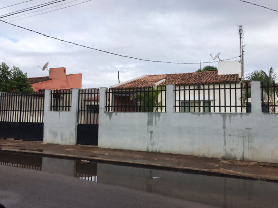 Vende-se esta casa* *localizada no fomento por de trás das bombas de combustível  “rua de Moçambique”