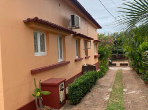 __ Arrenda-se Excelente Moradia no centro da cidade da Matola, próximo ao SPAR da Matola, ideal para escritório, tipo 3 com duas casas de banho