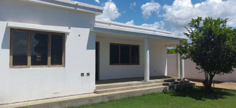 Arrenda-se moradia T3 independente cobertura de placa recém contruida localizada na matola mozal  3 quartos espaçosos 2 casas de banho uma e suite Cozinha open space sala ampla  Garagem preço 17.mil Mzn