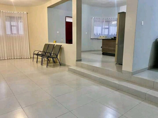 Aproveite Excelente Moradia do Tipo 4 prontíssima a habitar, com Piscina e quintal enorme na Matola