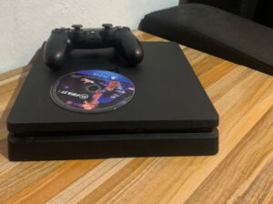 PS4 slim 500GB FIFA 2021 CD