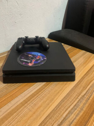 PS4 slim 500GB FIFA 2021 CD