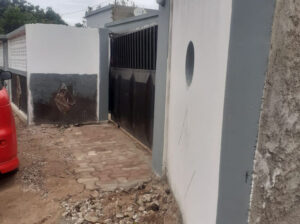 Vendo Casa tipo 2 com 1 anexo (1 quarto e casa de banho externa) Bairro Km16 (proximo a esquadra) Espaço 20×20 Boa vizinhança A 5minutos da Estrada   Preço 1800.000,00 (Negociavel)