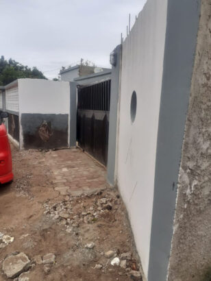 Vendo Casa tipo 2 com 1 anexo (1 quarto e casa de banho externa) Bairro Km16 (proximo a esquadra) Espaço 20×20 Boa vizinhança A 5minutos da Estrada   Preço 1800.000,00 (Negociavel)