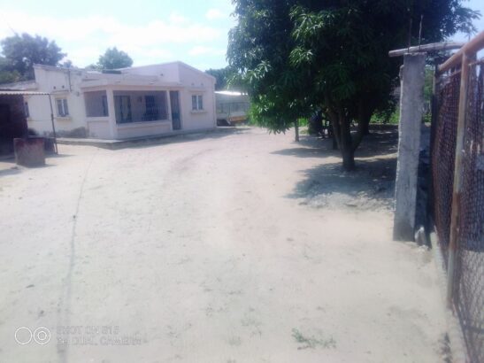 Vendo casa a Beira da estrada na Matola Gare , 500 metros da vila Matola Gare