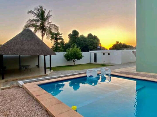 Aproveite Excelente Moradia do Tipo 4 prontíssima a habitar, com Piscina e quintal enorme na Matola