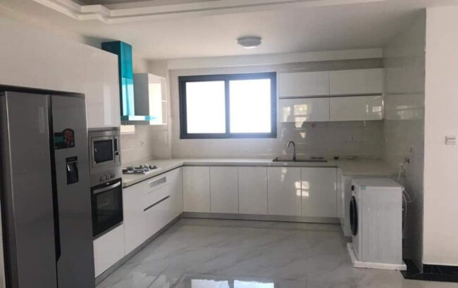 Vende se Moradia Duplex T4 en suites no Condomínio Karibu – Hotel Gloria