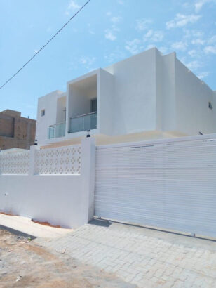 VENDE-SE UMA MORADIA T4 NO BAIRRO DO TRIUNFO NOVO