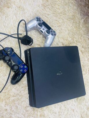 PS4 Slim 500GB Semi-Novo