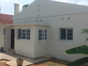 Arrenda-se moradia T3 independente cobertura de placa chão tijoleira cozinha americana 3 casas de banho uma e suite climatizada água quente Jardim piscina localizada na  cidade da matola proximo ao INATEC preço 80mil Mzn